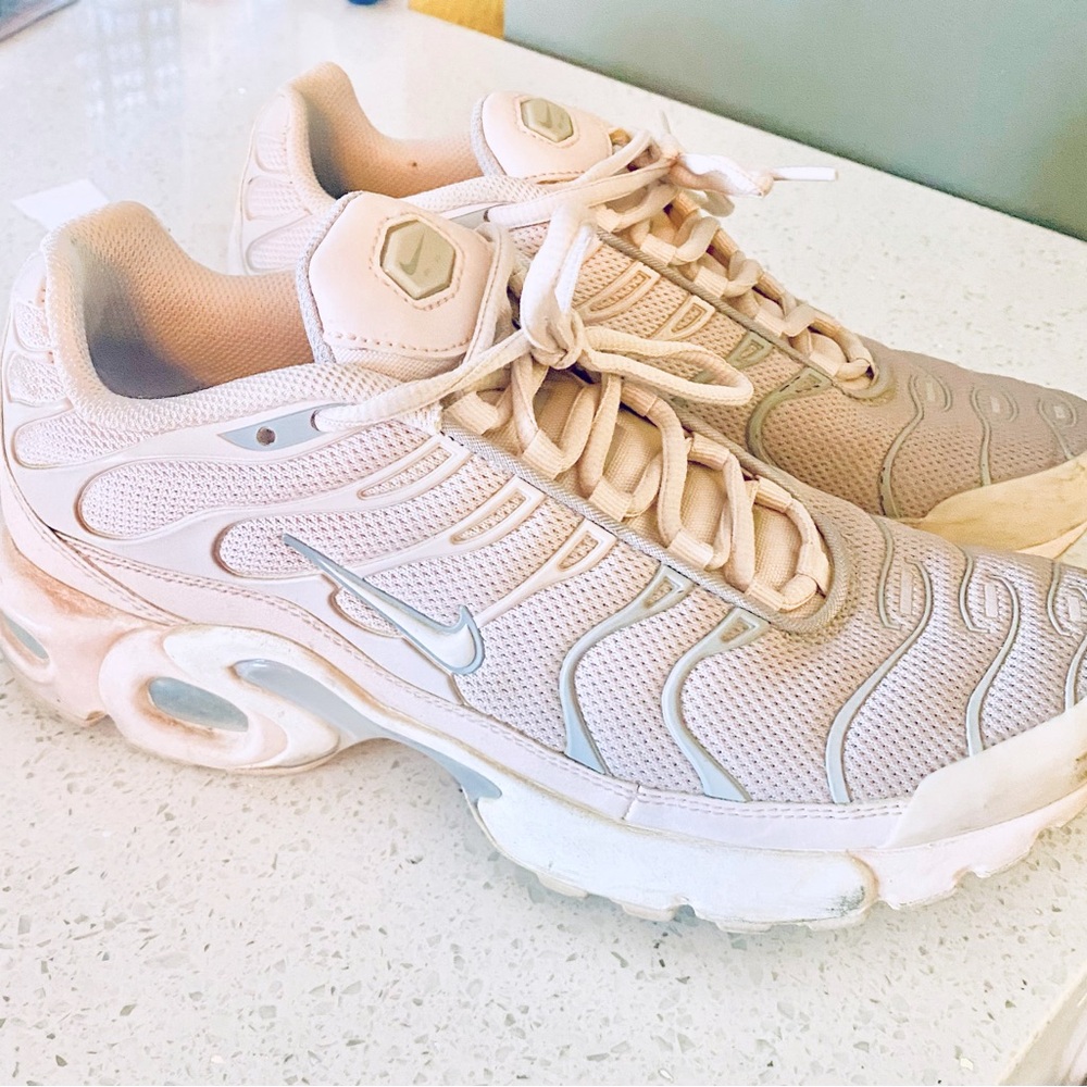 Women’s size 7 Nike air max